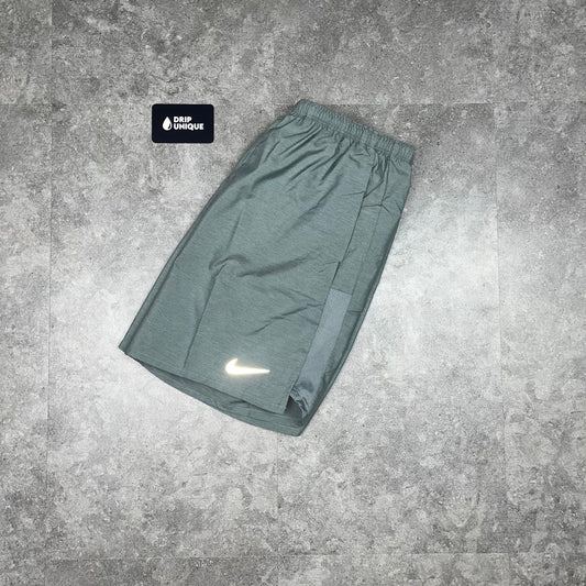 Nike Dri-Fit Challenger Shorts 7" Grey