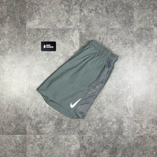 Nike Dri-Fit Challenger Shorts 7" Grey