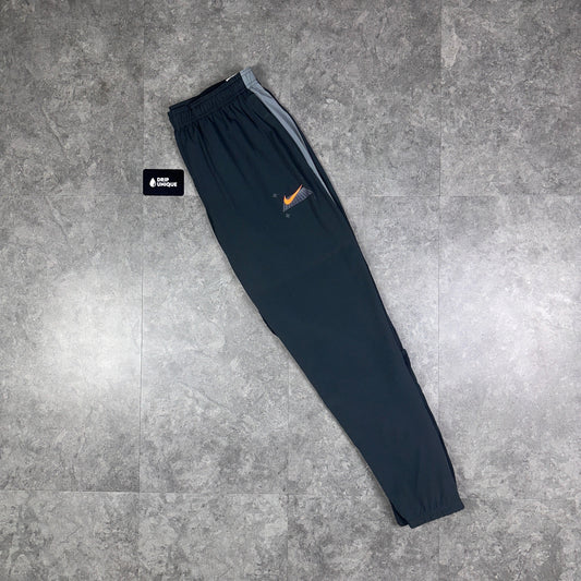 Nike Graphic Performance Challenger Pants Grey